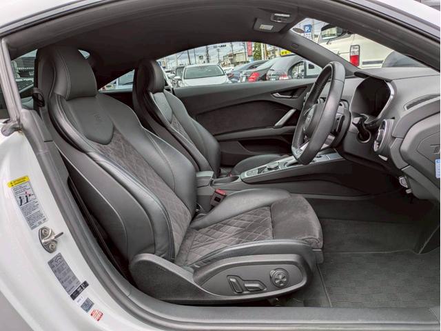 ＴＴクーペ ４０ＴＦＳＩ　Ｓラインパッケージ　バーチャルコックピット　純正ナビ　フルセグＴＶ　バックモニター　コンフォートＰＫＧ　マトリクスＬＥＤ　プライバシーガラス　クリアランスソナー　シートヒーター　２．０ＥＴＣ　可変リアスポイラー　禁煙車（11枚目）
