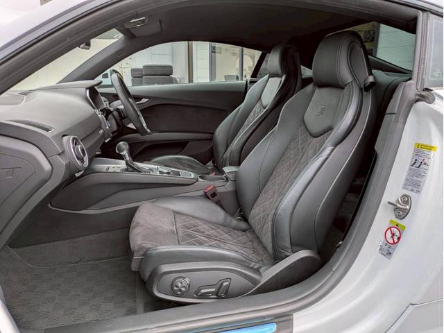 ＴＴクーペ ４０ＴＦＳＩ　Ｓラインパッケージ　バーチャルコックピット　純正ナビ　フルセグＴＶ　バックモニター　コンフォートＰＫＧ　マトリクスＬＥＤ　プライバシーガラス　クリアランスソナー　シートヒーター　２．０ＥＴＣ　可変リアスポイラー　禁煙車（12枚目）