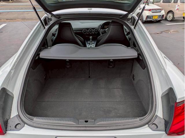 ＴＴクーペ ４０ＴＦＳＩ　Ｓラインパッケージ　バーチャルコックピット　純正ナビ　フルセグＴＶ　バックモニター　コンフォートＰＫＧ　マトリクスＬＥＤ　プライバシーガラス　クリアランスソナー　シートヒーター　２．０ＥＴＣ　可変リアスポイラー　禁煙車（17枚目）