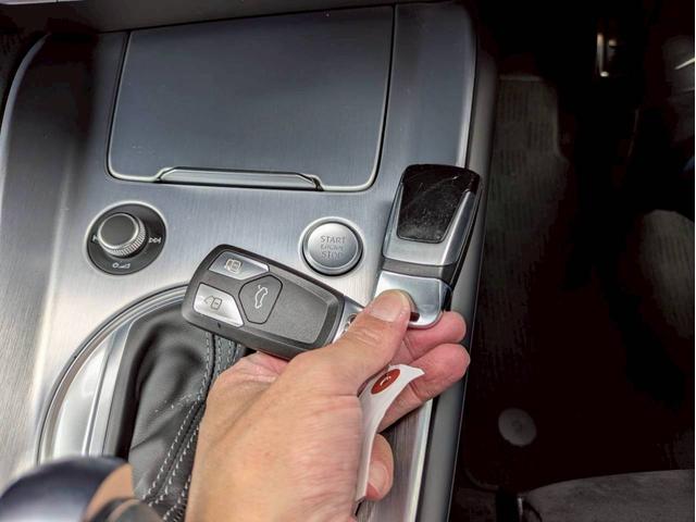 ＴＴクーペ ４０ＴＦＳＩ　Ｓラインパッケージ　バーチャルコックピット　純正ナビ　フルセグＴＶ　バックモニター　コンフォートＰＫＧ　マトリクスＬＥＤ　プライバシーガラス　クリアランスソナー　シートヒーター　２．０ＥＴＣ　可変リアスポイラー　禁煙車（24枚目）