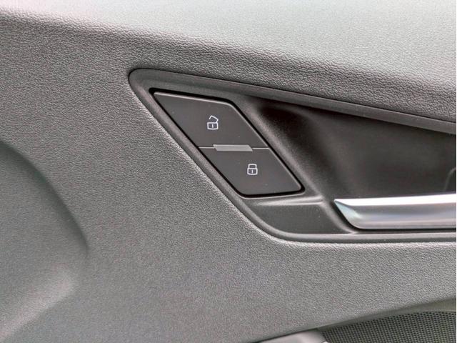 ＴＴクーペ ４０ＴＦＳＩ　Ｓラインパッケージ　バーチャルコックピット　純正ナビ　フルセグＴＶ　バックモニター　コンフォートＰＫＧ　マトリクスＬＥＤ　プライバシーガラス　クリアランスソナー　シートヒーター　２．０ＥＴＣ　可変リアスポイラー　禁煙車（34枚目）