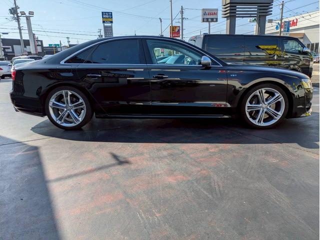 Ｓ８ ベースグレード　ＢＡＮＧ＆ＯＬＵＦＳＥＮサウンド　サンルーフ　アルカンターラ天井　プライバシーガラス　ブラックレザー　シートヒーター＆ベンチレーション　純正ナビフルセグ　３６０°カメラ　スマートキー２個　禁煙車（4枚目）