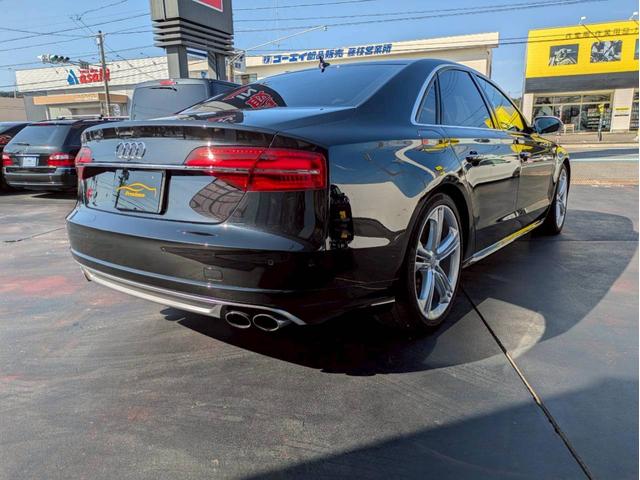 Ｓ８ ベースグレード　ＢＡＮＧ＆ＯＬＵＦＳＥＮサウンド　サンルーフ　アルカンターラ天井　プライバシーガラス　ブラックレザー　シートヒーター＆ベンチレーション　純正ナビフルセグ　３６０°カメラ　スマートキー２個　禁煙車（5枚目）