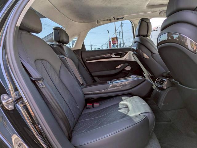 Ｓ８ ベースグレード　ＢＡＮＧ＆ＯＬＵＦＳＥＮサウンド　サンルーフ　アルカンターラ天井　プライバシーガラス　ブラックレザー　シートヒーター＆ベンチレーション　純正ナビフルセグ　３６０°カメラ　スマートキー２個　禁煙車（13枚目）