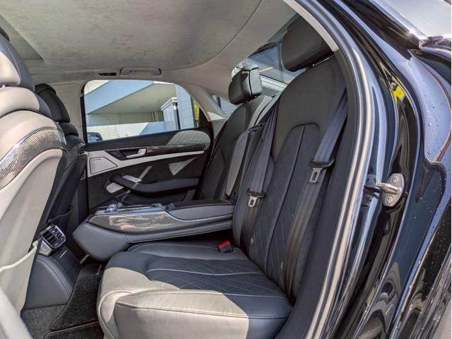 Ｓ８ ベースグレード　ＢＡＮＧ＆ＯＬＵＦＳＥＮサウンド　サンルーフ　アルカンターラ天井　プライバシーガラス　ブラックレザー　シートヒーター＆ベンチレーション　純正ナビフルセグ　３６０°カメラ　スマートキー２個　禁煙車（14枚目）