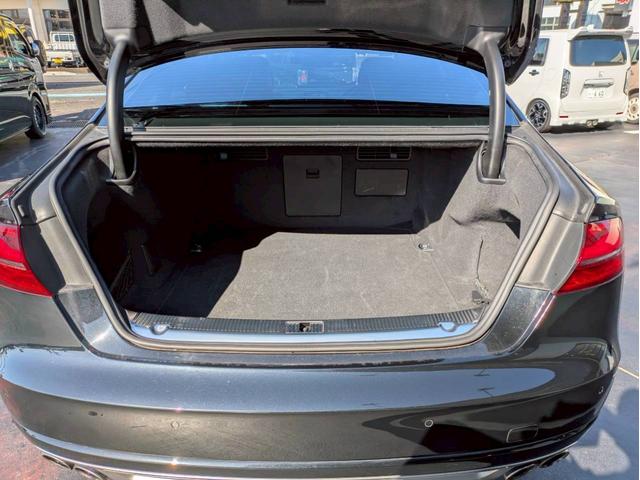 Ｓ８ ベースグレード　ＢＡＮＧ＆ＯＬＵＦＳＥＮサウンド　サンルーフ　アルカンターラ天井　プライバシーガラス　ブラックレザー　シートヒーター＆ベンチレーション　純正ナビフルセグ　３６０°カメラ　スマートキー２個　禁煙車（15枚目）