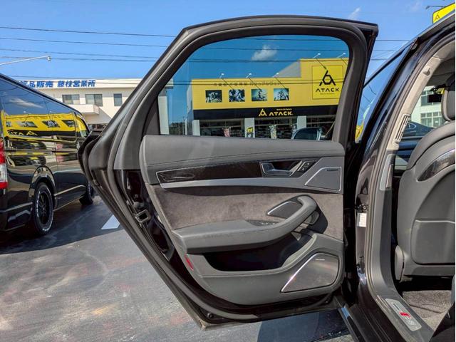 Ｓ８ ベースグレード　ＢＡＮＧ＆ＯＬＵＦＳＥＮサウンド　サンルーフ　アルカンターラ天井　プライバシーガラス　ブラックレザー　シートヒーター＆ベンチレーション　純正ナビフルセグ　３６０°カメラ　スマートキー２個　禁煙車（18枚目）