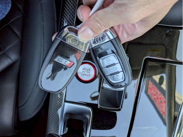 Ｓ８ ベースグレード　ＢＡＮＧ＆ＯＬＵＦＳＥＮサウンド　サンルーフ　アルカンターラ天井　プライバシーガラス　ブラックレザー　シートヒーター＆ベンチレーション　純正ナビフルセグ　３６０°カメラ　スマートキー２個　禁煙車（28枚目）