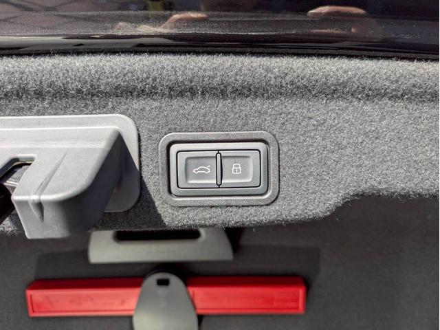 Ｓ８ ベースグレード　ＢＡＮＧ＆ＯＬＵＦＳＥＮサウンド　サンルーフ　アルカンターラ天井　プライバシーガラス　ブラックレザー　シートヒーター＆ベンチレーション　純正ナビフルセグ　３６０°カメラ　スマートキー２個　禁煙車（30枚目）