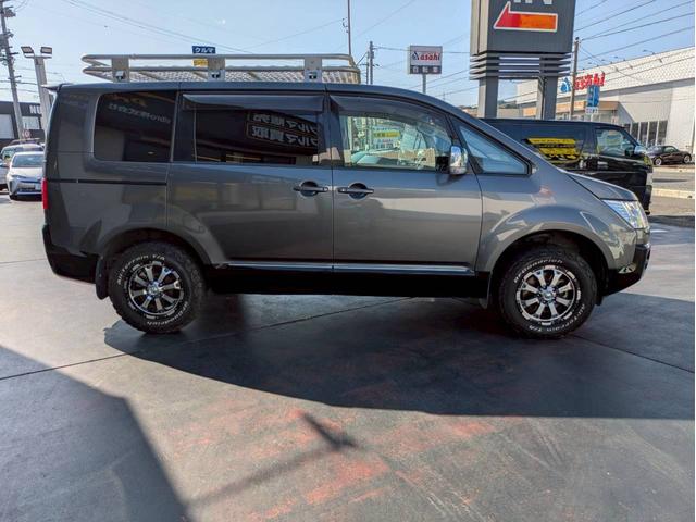 デリカＤ：５ Ｄ　パワーパッケージ　アルパイン９インチナビフルセグＴＶ　フリップダウンモニター　バックモニター　ＭＫＷ１６ＡＷ　リアラダー　ルーフキャリアー　シートカバー　両側電動パワースライドドア　ＥＴＣ　スマートキー２個　ＥＴＣ（4枚目）