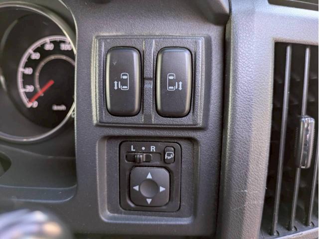 デリカＤ：５ Ｄ　パワーパッケージ　アルパイン９インチナビフルセグＴＶ　フリップダウンモニター　バックモニター　ＭＫＷ１６ＡＷ　リアラダー　ルーフキャリアー　シートカバー　両側電動パワースライドドア　ＥＴＣ　スマートキー２個　ＥＴＣ（28枚目）