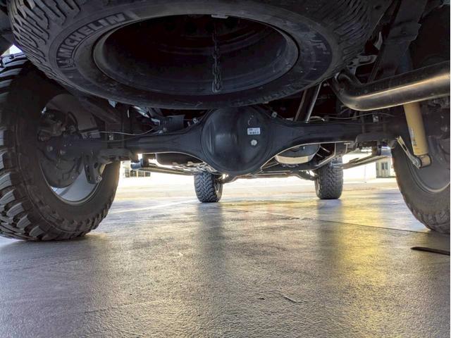 タンドラ クルーマックス SR5 TRDオフロードPKG 新車並行 3インチリフトアップビルシュタインサス 社外20AW 社外マフラー グリルガード・オーバーフェンダーチッピング塗装 サイドステップ 社外ナビフルセグ バックモニター(46枚目)