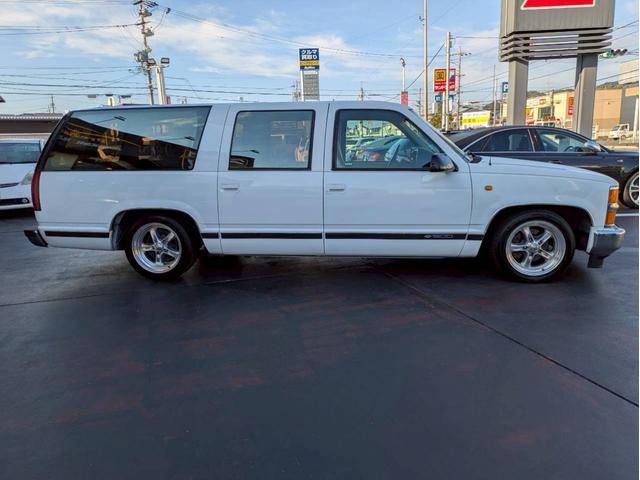 シボレーサバーバン ベースグレード　１７インチホイール　ローダウン　１ナンバー登録２名定員　リアシートあり　ＬＥＤヘッドライト　ユーザー買取　全塗装　観音開きリアハッチ（4枚目）