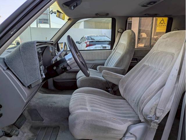 シボレーサバーバン ベースグレード　１７インチホイール　ローダウン　１ナンバー登録２名定員　リアシートあり　ＬＥＤヘッドライト　ユーザー買取　全塗装　観音開きリアハッチ（12枚目）