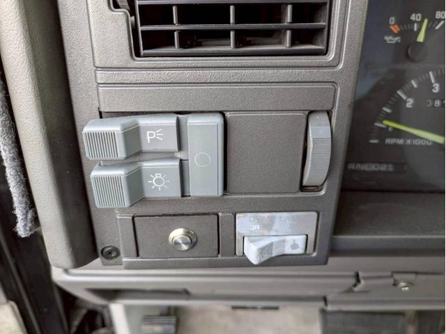 シボレーサバーバン ベースグレード　１７インチホイール　ローダウン　１ナンバー登録２名定員　リアシートあり　ＬＥＤヘッドライト　ユーザー買取　全塗装　観音開きリアハッチ（19枚目）