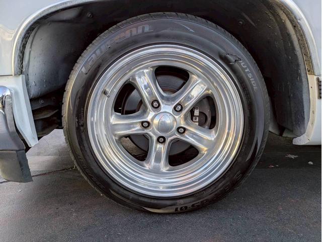 シボレーサバーバン ベースグレード　１７インチホイール　ローダウン　１ナンバー登録２名定員　リアシートあり　ＬＥＤヘッドライト　ユーザー買取　全塗装　観音開きリアハッチ（27枚目）