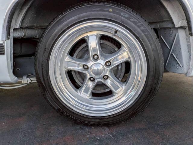 シボレーサバーバン ベースグレード　１７インチホイール　ローダウン　１ナンバー登録２名定員　リアシートあり　ＬＥＤヘッドライト　ユーザー買取　全塗装　観音開きリアハッチ（28枚目）