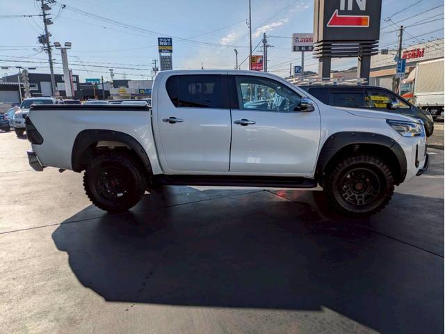 ハイラックス Ｚ　２インチリフトアップ　ＴＲＤホイール　社外テールランプ（純正あり）　オーバーフェンダー　トノカバー　ＴＲＤアンダーカバー　純正ナビ　パノラマモニター　前後ドライブレコーダー　ワンオーナー禁煙車　ＥＴＣ（4枚目）