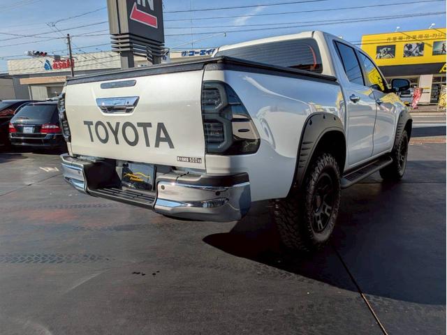 ハイラックス Ｚ　２インチリフトアップ　ＴＲＤホイール　社外テールランプ（純正あり）　オーバーフェンダー　トノカバー　ＴＲＤアンダーカバー　純正ナビ　パノラマモニター　前後ドライブレコーダー　ワンオーナー禁煙車　ＥＴＣ（5枚目）