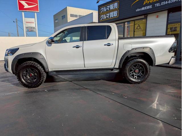 ハイラックス Ｚ　２インチリフトアップ　ＴＲＤホイール　社外テールランプ（純正あり）　オーバーフェンダー　トノカバー　ＴＲＤアンダーカバー　純正ナビ　パノラマモニター　前後ドライブレコーダー　ワンオーナー禁煙車　ＥＴＣ（8枚目）