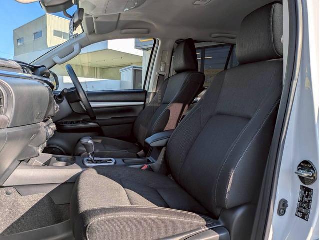 ハイラックス Ｚ　２インチリフトアップ　ＴＲＤホイール　社外テールランプ（純正あり）　オーバーフェンダー　トノカバー　ＴＲＤアンダーカバー　純正ナビ　パノラマモニター　前後ドライブレコーダー　ワンオーナー禁煙車　ＥＴＣ（12枚目）