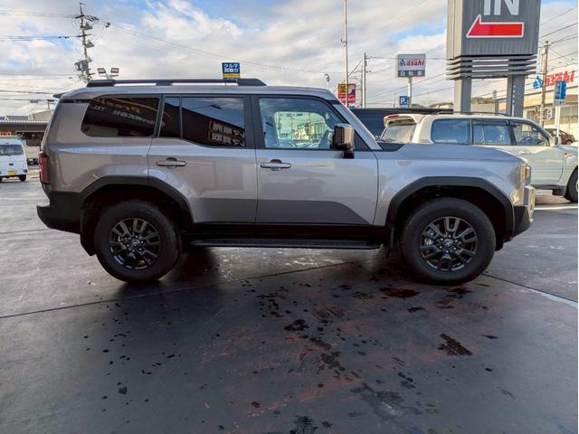 ランドクルーザー２５０ ＶＸ　純正１２．３インチナビ　フルセグ　ＪＢＬサウンドシステム　パノラマモニター　サンルーフ　デジタルインナーミラー　レザーシート　パワーシート　エアシート　　スマートキー２個　ワンオーナー禁煙車　ＢＳＭ（4枚目）