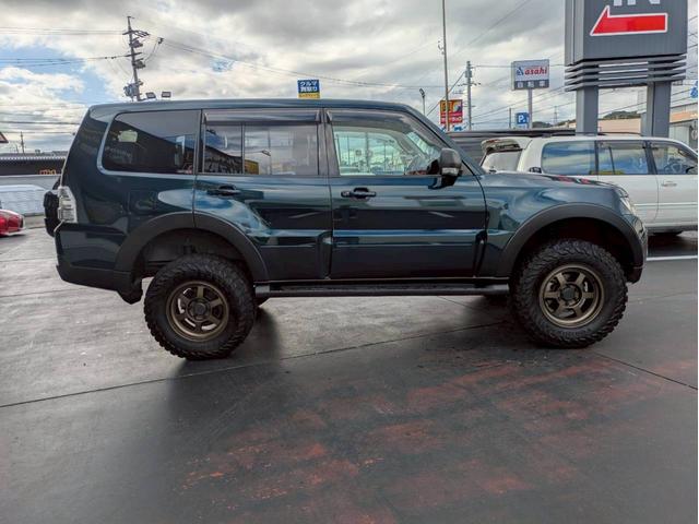 パジェロ ロング　エクシード　新品サス２インチリフトアップ　社外１７ＡＷ　ジオランダーＭ／Ｔ　サイドステップ・グリル・オーバーフェンダー・ミラー・アンダーカバーチッピング塗装　レザーシート　ナビ　バックモニター　ワンオーナー禁煙車（4枚目）