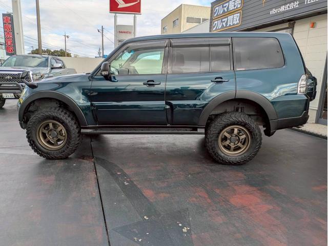 パジェロ ロング　エクシード　新品サス２インチリフトアップ　社外１７ＡＷ　ジオランダーＭ／Ｔ　サイドステップ・グリル・オーバーフェンダー・ミラー・アンダーカバーチッピング塗装　レザーシート　ナビ　バックモニター　ワンオーナー禁煙車（8枚目）