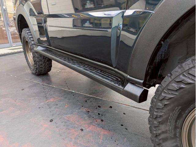 パジェロ ロング　エクシード　新品サス２インチリフトアップ　社外１７ＡＷ　ジオランダーＭ／Ｔ　サイドステップ・グリル・オーバーフェンダー・ミラー・アンダーカバーチッピング塗装　レザーシート　ナビ　バックモニター　ワンオーナー禁煙車（31枚目）