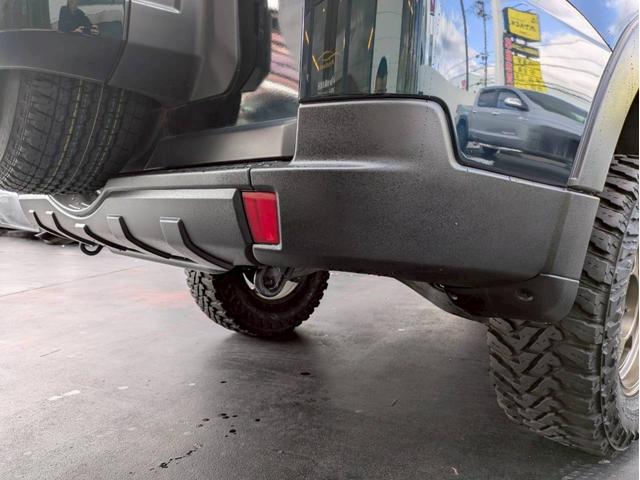 パジェロ ロング　エクシード　新品サス２インチリフトアップ　社外１７ＡＷ　ジオランダーＭ／Ｔ　サイドステップ・グリル・オーバーフェンダー・ミラー・アンダーカバーチッピング塗装　レザーシート　ナビ　バックモニター　ワンオーナー禁煙車（32枚目）