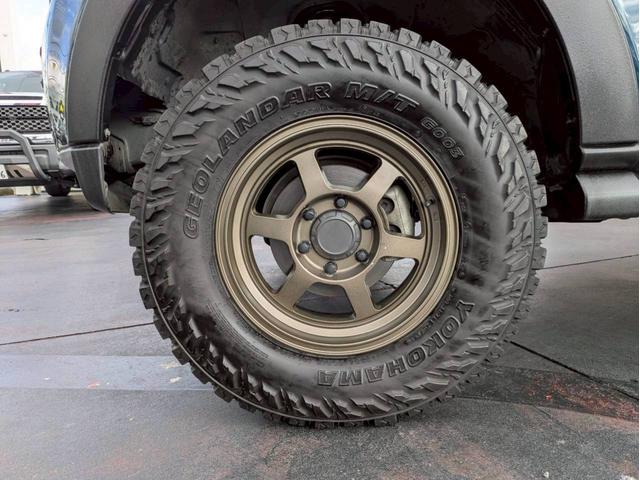 パジェロ ロング　エクシード　新品サス２インチリフトアップ　社外１７ＡＷ　ジオランダーＭ／Ｔ　サイドステップ・グリル・オーバーフェンダー・ミラー・アンダーカバーチッピング塗装　レザーシート　ナビ　バックモニター　ワンオーナー禁煙車（38枚目）