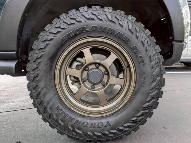 パジェロ ロング　エクシード　新品サス２インチリフトアップ　社外１７ＡＷ　ジオランダーＭ／Ｔ　サイドステップ・グリル・オーバーフェンダー・ミラー・アンダーカバーチッピング塗装　レザーシート　ナビ　バックモニター　ワンオーナー禁煙車（40枚目）