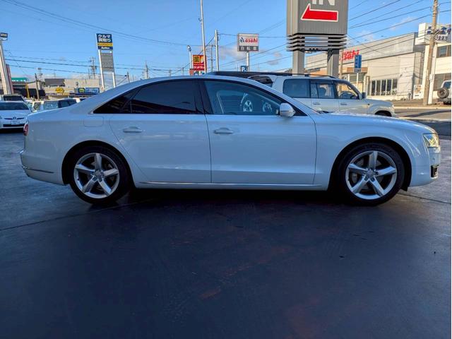 Ａ８ ３．０ＴＦＳＩクワトロ　メーカーナビフルセグ３６０°カメラ　マトリクスＬＥＤヘッドライト　サンルーフ　レザーシート　メモリー付きパワーシート　ＢＯＳＥサウンドシステム　シートヒーター　パワートランク　スマートキー２個　禁煙車（4枚目）