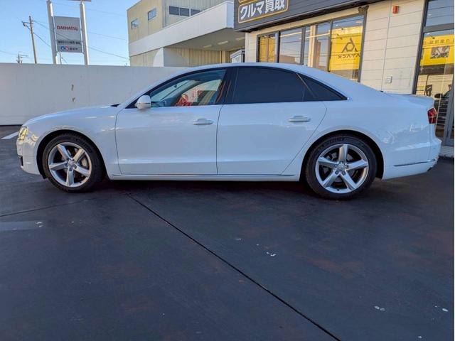 Ａ８ ３．０ＴＦＳＩクワトロ　メーカーナビフルセグ３６０°カメラ　マトリクスＬＥＤヘッドライト　サンルーフ　レザーシート　メモリー付きパワーシート　ＢＯＳＥサウンドシステム　シートヒーター　パワートランク　スマートキー２個　禁煙車（8枚目）