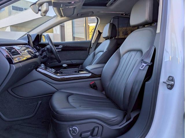 Ａ８ ３．０ＴＦＳＩクワトロ　メーカーナビフルセグ３６０°カメラ　マトリクスＬＥＤヘッドライト　サンルーフ　レザーシート　メモリー付きパワーシート　ＢＯＳＥサウンドシステム　シートヒーター　パワートランク　スマートキー２個　禁煙車（12枚目）