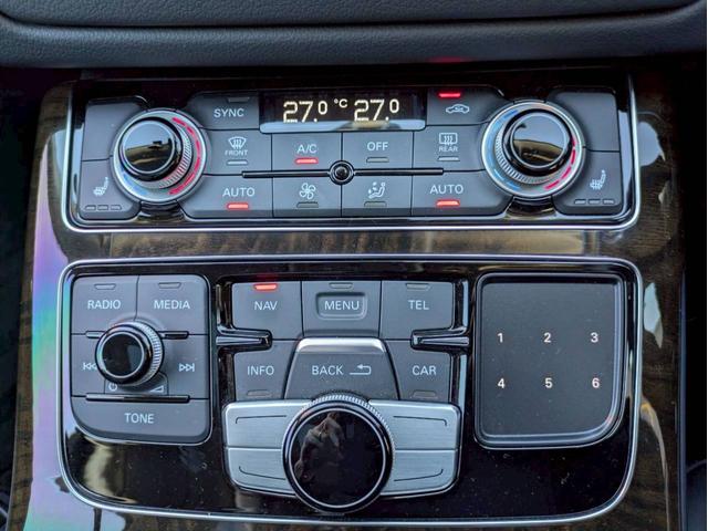 Ａ８ ３．０ＴＦＳＩクワトロ　メーカーナビフルセグ３６０°カメラ　マトリクスＬＥＤヘッドライト　サンルーフ　レザーシート　メモリー付きパワーシート　ＢＯＳＥサウンドシステム　シートヒーター　パワートランク　スマートキー２個　禁煙車（25枚目）