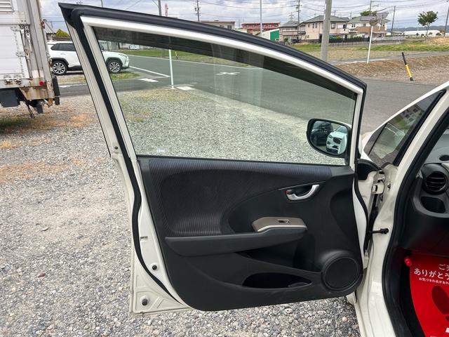 フィットハイブリッド ナビプレミアムセレクション パワーウィンドウ シートヒーター付 リヤカメラ HDDナビ オートライト ナビ・TV AUTOエアコン ETC車載器(27枚目)