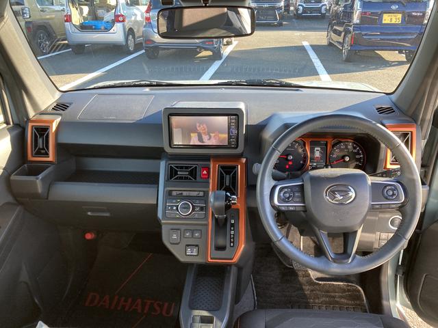 タフト Gターボ 15インチアルミホイール オートレベリング機能付フルLEDヘッドランプ LEDフォグランプ 本革巻ステアリングホイール 本革巻インパネセンターシフト TFTカラーマルチインフォメーションディスプレイ(15枚目)