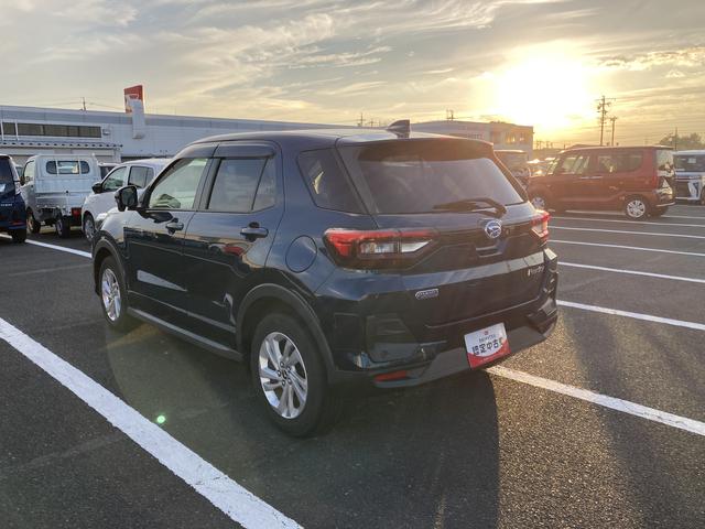 ロッキー X HEV 16インチアルミホイール フルLEDヘッドランプ ドアアウターハンドル(ボディ同色) オートエアコン(プッシュ式) UVカットガラス キーフリーシステム プッシュボタンスタート(9枚目)