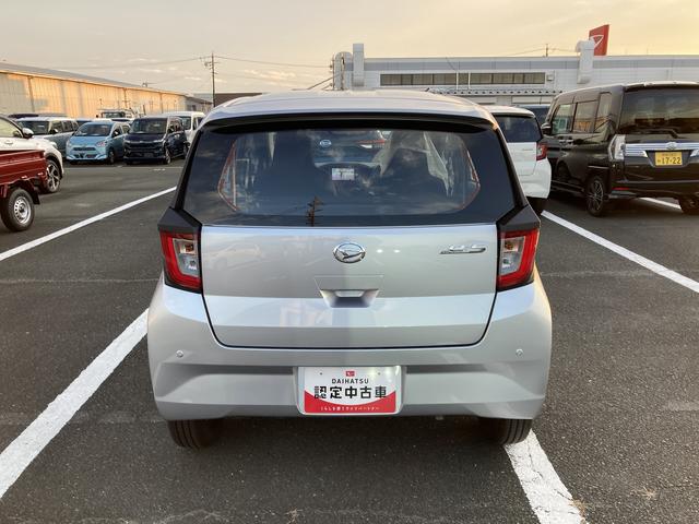 ミライース L SAIII 13インチフルホイールキャップ マルチリフレクターハロゲンヘッドランプ 可倒式ドアミラー 自発光式デジタルメーターアンバーイルミネーションメーター マニュアルエアコン(ダイヤル式) キーレスエントリー(3枚目)