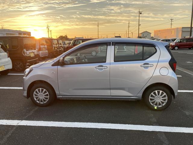 ミライース L SAIII 13インチフルホイールキャップ マルチリフレクターハロゲンヘッドランプ 可倒式ドアミラー 自発光式デジタルメーターアンバーイルミネーションメーター マニュアルエアコン(ダイヤル式) キーレスエントリー(4枚目)