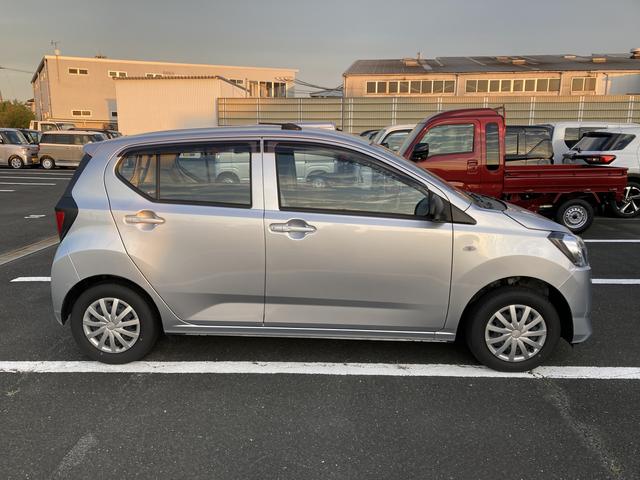 ミライース L SAIII 13インチフルホイールキャップ マルチリフレクターハロゲンヘッドランプ 可倒式ドアミラー 自発光式デジタルメーターアンバーイルミネーションメーター マニュアルエアコン(ダイヤル式) キーレスエントリー(5枚目)