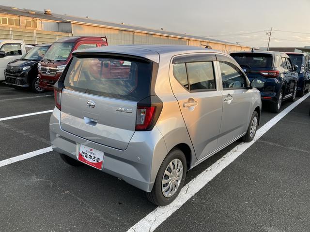 ミライース L SAIII 13インチフルホイールキャップ マルチリフレクターハロゲンヘッドランプ 可倒式ドアミラー 自発光式デジタルメーターアンバーイルミネーションメーター マニュアルエアコン(ダイヤル式) キーレスエントリー(8枚目)