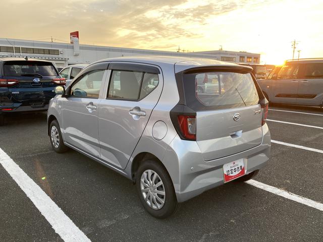 ミライース L SAIII 13インチフルホイールキャップ マルチリフレクターハロゲンヘッドランプ 可倒式ドアミラー 自発光式デジタルメーターアンバーイルミネーションメーター マニュアルエアコン(ダイヤル式) キーレスエントリー(9枚目)