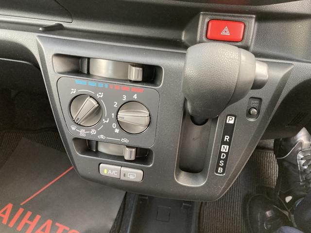 ミライース L SAIII 13インチフルホイールキャップ マルチリフレクターハロゲンヘッドランプ 可倒式ドアミラー 自発光式デジタルメーターアンバーイルミネーションメーター マニュアルエアコン(ダイヤル式) キーレスエントリー(11枚目)