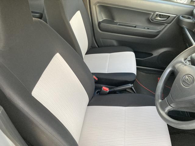 ミライース L SAIII 13インチフルホイールキャップ マルチリフレクターハロゲンヘッドランプ 可倒式ドアミラー 自発光式デジタルメーターアンバーイルミネーションメーター マニュアルエアコン(ダイヤル式) キーレスエントリー(13枚目)