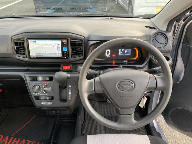ミライース L SAIII 13インチフルホイールキャップ マルチリフレクターハロゲンヘッドランプ 可倒式ドアミラー 自発光式デジタルメーターアンバーイルミネーションメーター マニュアルエアコン(ダイヤル式) キーレスエントリー(16枚目)