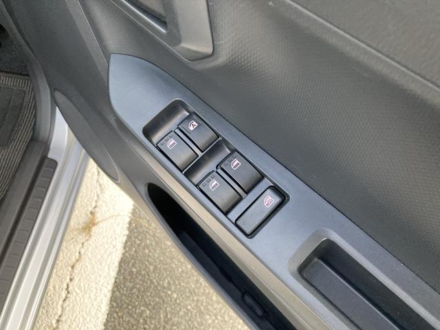 ミライース L SAIII 13インチフルホイールキャップ マルチリフレクターハロゲンヘッドランプ 可倒式ドアミラー 自発光式デジタルメーターアンバーイルミネーションメーター マニュアルエアコン(ダイヤル式) キーレスエントリー(18枚目)