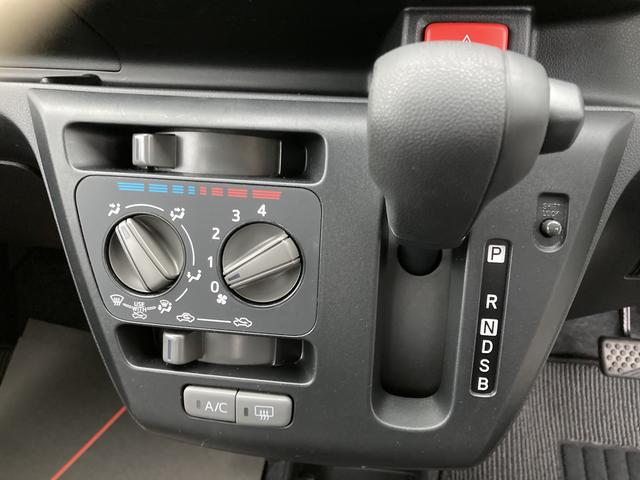 ミライース L SAIII 13インチフルホイールキャップ マルチリフレクターハロゲンヘッドランプ 可倒式ドアミラー 自発光式デジタルメーターアンバーイルミネーションメーター マニュアルエアコン(ダイヤル式) キーレスエントリー(11枚目)