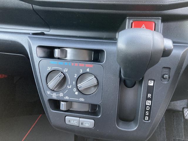 ミライース Ｌ　ＳＡＩＩＩ　１３インチフルホイールキャップ　マルチリフレクターハロゲンヘッドランプ　可倒式ドアミラー　自発光式デジタルメーターアンバーイルミネーションメーター　マニュアルエアコン（ダイヤル式）　キーレスエントリー（11枚目）